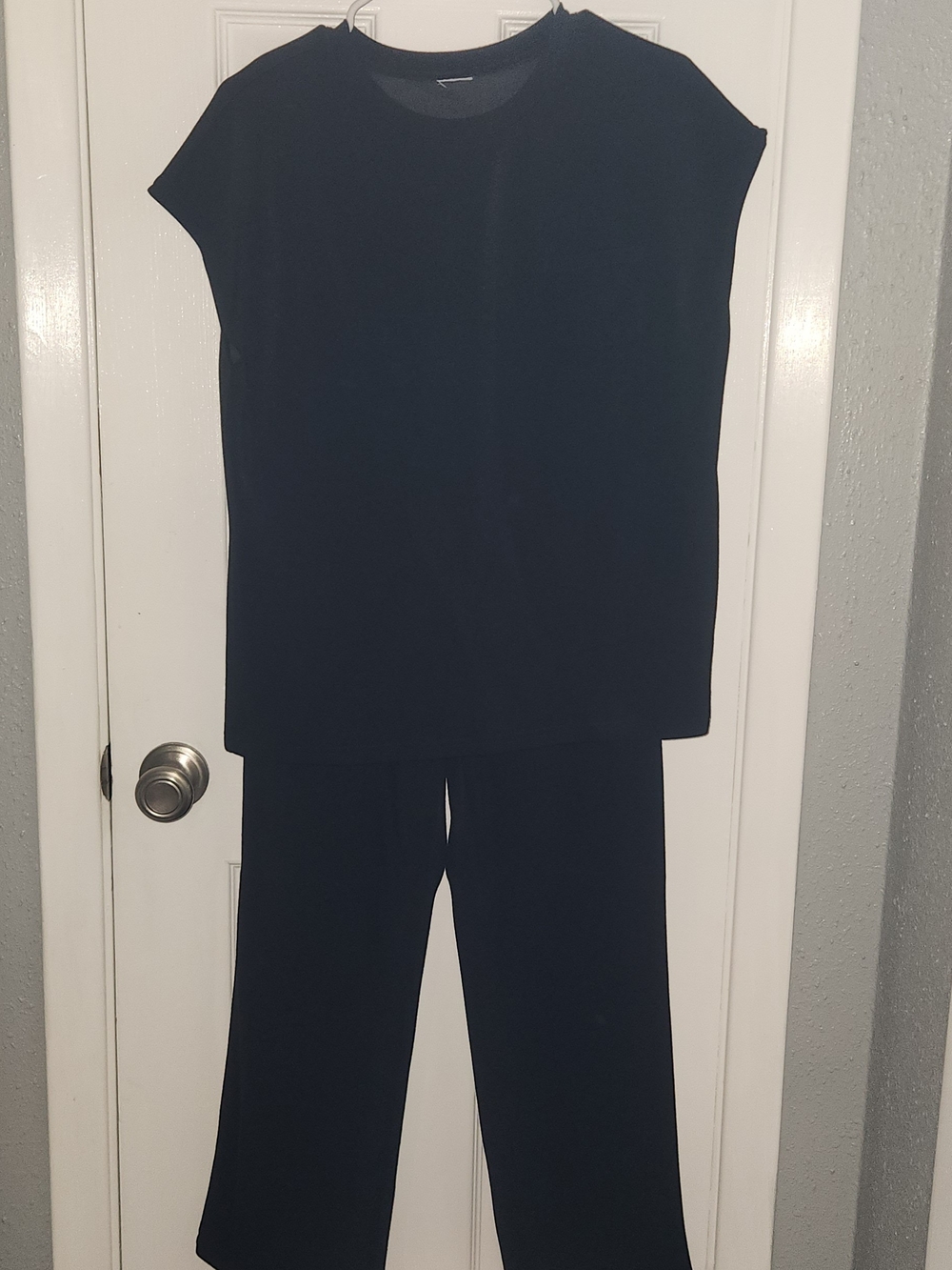 Black Women's Two-Piece Lounge Set - Comfortable Top & Pants
